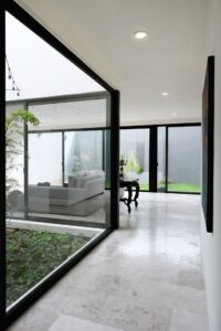 Kusen Aluminium Tempered Glass vs Kaca Biasa