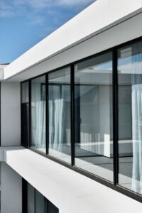 Kusen Aluminium Tempered Glass vs Kaca Biasa