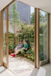 Desain Kusen Aluminium untuk Rumah Tropis